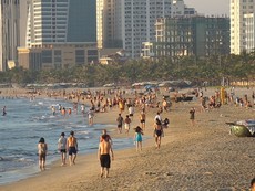 Bãi biển, quán xá đông người ngày đầu nới lỏng giãn cách