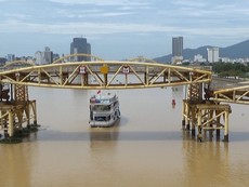 Cảnh nâng nhịp cây cầu lâu đời nhất Đà Nẵng