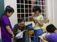 Cô Ba bán vé số và lớp học tình thương