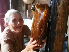 Bà Năm kẹo kéo ở Buôn Hồ