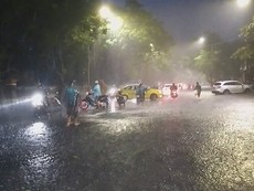 Huế: Mưa lớn, nước dâng cao khiến nhiều xe chết máy hàng loạt