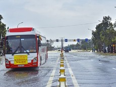 Huế: Hàng loạt phương tiện mắc kẹt trên quốc lộ 1A do ngập sâu