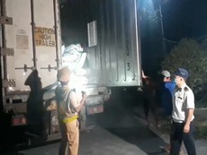 Phát hiện 30 tấn nội tạng bốc mùi hôi thối trên xe container