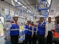 Video: Bí thư Nguyễn Thiện Nhân tham quan tàu metro số 1