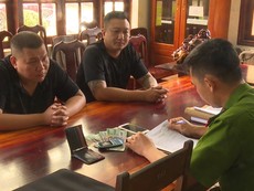 Bắt quả tang 2 anh em ruột đang nhận lãi từ ‘tín dụng đen’