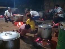 Người dân Đắk Lắk gói bánh tét hỗ trợ bà con miền Trung