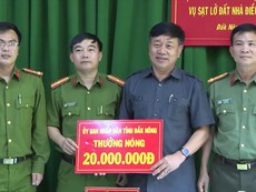Thưởng nóng công an tỉnh phá án nhanh vụ lừa tiền ‘góa phụ’