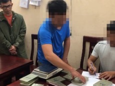 Video: Bị bắt khi ôm 12 bánh heroin đi tiêu thụ