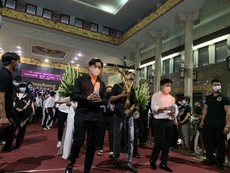 Video: Tiễn đưa thi hài nghệ sĩ Chí Tài ra sân bay