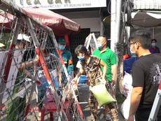 Video: Tặng quà cho người dân tại khu vực phong tỏa Mả Lạng