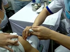 Video: 100 y, bác sĩ BV Nhiệt đới được tiêm vaccine COVID-19