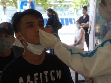 Xét nghiệm COVID-19 với 500 nhân viên masage, bar...