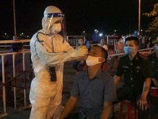 Video: Trắng đêm xét nghiệm COVID-19 cho ngư dân