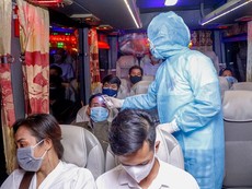 Video: Trắng đêm kiểm soát COVID-19 tại chân cầu Đồng Nai