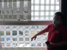 Video: Tầng 12 chung cư bị đạn bi bắn bể kính đến 3 lần