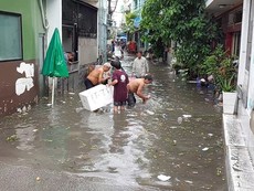 Video: TP.HCM mưa liên tục, người dân khơi cống chống ngập