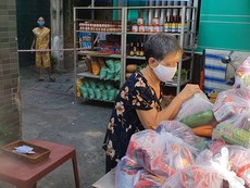 Video: Vui mừng nhận thực phẩm từ gian hàng 0 đồng trong khu cách ly