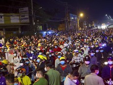 Video: Hàng ngàn người ở TP.HCM tự phát về miền Tây