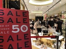 Video: Giới trẻ TP.HCM xếp hàng 'săn' đồ giảm giá trong ngày Black Friday