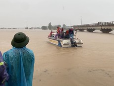 Video: Cứu hộ 14 người mắc kẹt do mưa lũ ở Gia Lai