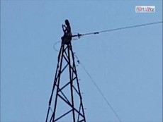 Nóng: Công an giải cứu 1 phụ nữ leo lên cột điện