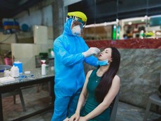 Video: Đang nhậu thì bất ngờ được lấy mẫu xét nghiệm COVID-19