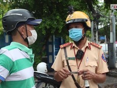 Video: CSGT xử phạt, nhắc nhở hàng loạt người vi phạm đeo khẩu trang