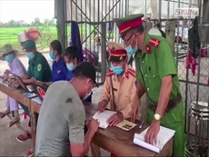 Video: Phát hiện 8 người núp trong thùng xe tải đi từ Nam Định về Huế
