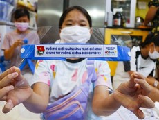 Video: Một gia đình làm 7.000 tấm chắn giọt bắn tặng tuyến đầu chống dịch