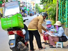 Video: Theo chân đội phát cơm di động tìm người khó khăn tặng cơm hộp