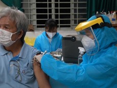 Video: Người dân phấn khởi được tiêm vaccine trong đêm