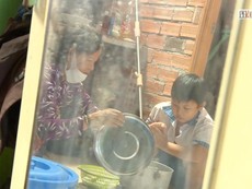 'Con rất buồn vì không có điện thoại để gặp thầy cô và các bạn'