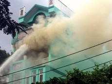 Clip: Người đàn ông nghi ngáo đá chém công an, đốt nhà cố thủ