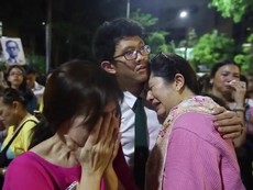 Clip: Người dân Thái Lan đau buồn vì mất mát to lớn