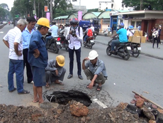 Clip: 'Hố tử thần' sau mưa lớn ở đường 3-2 (TP.HCM)