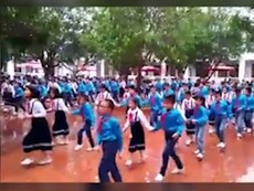 Clip: Độc đáo màn nhảy cha cha cha của 500 HS tiểu học