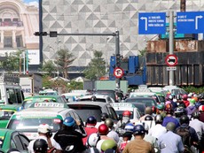 Clip: Dòng xe kẹt cứng trên đường vào Tân Sơn Nhất