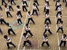HS hào hứng múa võ trên nền nhạc 'Dòng máu lạc hồng'