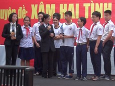 Nữ sinh mạnh dạn đặt câu hỏi về 'xâm hại tình dục'