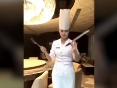 Nữ đầu bếp xinh đẹp gây 'bão mạng' với màn múa dao