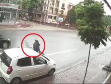 Ô tô mở cửa bất cẩn, xe máy ngã văng ra đường
