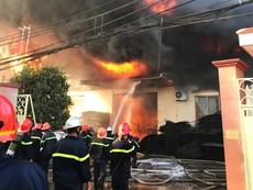 Hiện trường vụ cháy xưởng mút, xốp ở Bình Chánh
