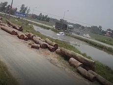 Vượt mặt xe tải bất thành, ô tô lao thẳng xuống ao