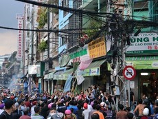 Cảnh náo loạn tranh nhau giật tiền cúng cô hồn trên phố