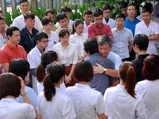 Clip: Nghẹn ngào giây phút chia tay GS Nguyễn Anh Trí