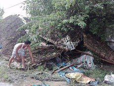 Hiện trường vụ xe khách đâm cột điện, 2 người tử vong