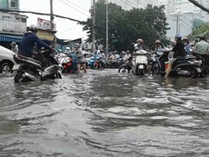 Clip: Người Sài Gòn lội nước đi làm vì đường hóa sông