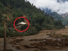 Khoảnh khắc núi sạt lở vùi lấp 5 người trong 1 gia đình