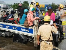 CSGT dùng xe đặc chủng giúp dân qua khỏi điểm ngập