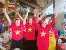 Tiểu thương chợ Tây Lộc 'quẩy' tưng bừng, cổ vũ U-23 VN